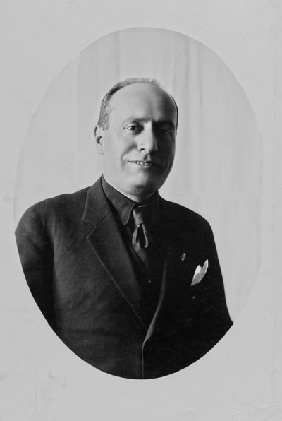 Álbum "Duce": Benito Mussolini foto de passaporte em roupas civis (foto a p/b) de Giovanni Agosto