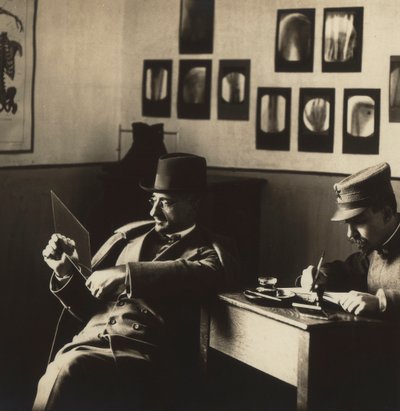 Alfredo Trombetta radiologista com um homem de uniforme militar, no departamento de radiologia do Hospital Militar de Campobasso. de Phillipe de Marlier