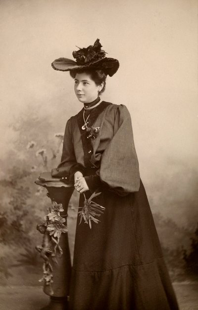 Retrato de uma senhora elegante com chapéu de Phillipe de Marlier