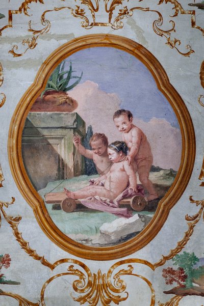 Alojamentos para hóspedes, a Sala dos Putti, medalhão com putti: "Três putti e uma carroça" de Giovanni Battista Tiepolo