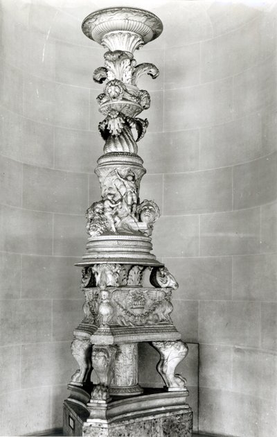 Candelabro desenhado por Piranesi com base em peças antigas romanas para o seu próprio túmulo (mármore) de Giovanni Battista Piranesi