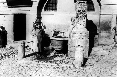 Mulheres em uma fonte de Giovanni Battista Simone Unterveger