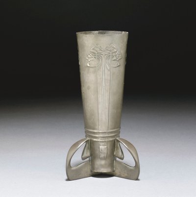 Um vaso de estanho Tudric de Giovanni Bigatti