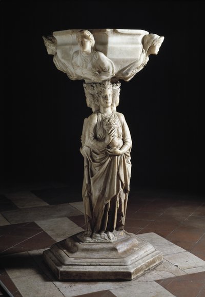 Benitier com o pilar decorado com as três virtudes teologais e a cuba decorada com os bustos das quatro virtudes cardeais, do século XIII (escultura) de Giovanni Pisano