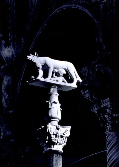 O Lobo Sienês, com os gêmeos Romulus e Remus, fachada da Piazza del Duomo (mármore) de Giovanni Pisano