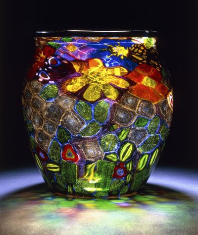 Um vaso de vidro Murrhine, com quatro borboletas, flores e folhas, c.1918 (vidro decorado na técnica Murrhine) de Giuseppe Barovier