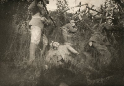 Simulação de um assalto em uma trincheira do Carso durante a Primeira Guerra Mundial de Giuseppe Gentilini