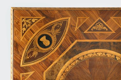Detalhe da parte de cima de uma mesa (madeira) de Giuseppe Maggiolini