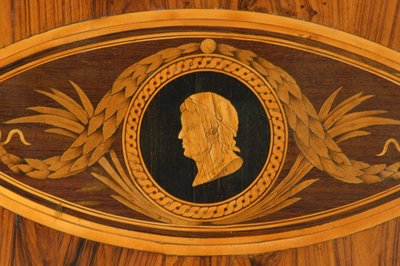 Detalhe da parte de cima de uma mesa (madeira) de Giuseppe Maggiolini