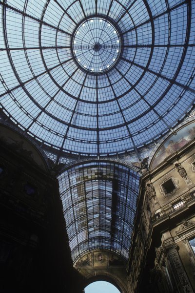 Vista para cima da cúpula de vidro e pendentária, concluída em 1877 de Giuseppe Mengoni