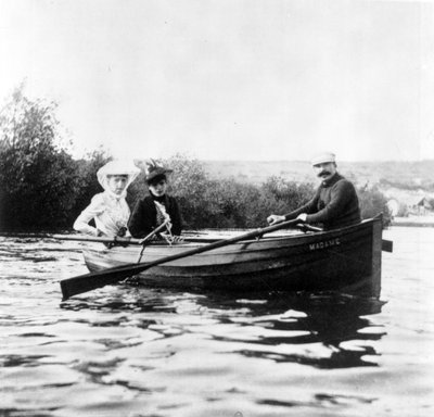 Guy de Maupassant em um barco com Genevieve Straus e Colette Dumas Lippman, c.1889 de Giuseppe Primoli