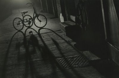 Silhueta de um triciclo à noite de Godfrey Macdominic