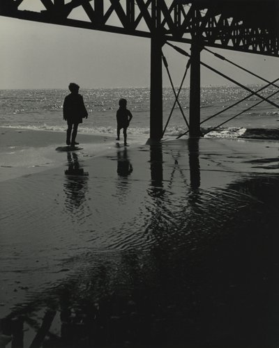 Duas crianças a brincar na praia. de Godfrey Macdominic