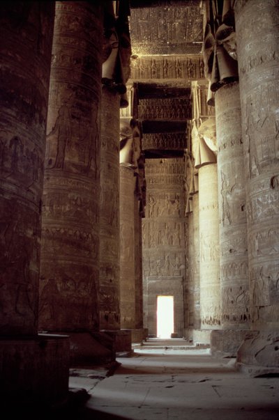 Colunas da cabeça de Hathor no Salão Hipostilo, c.125 aC-60 dC de Greco Roman