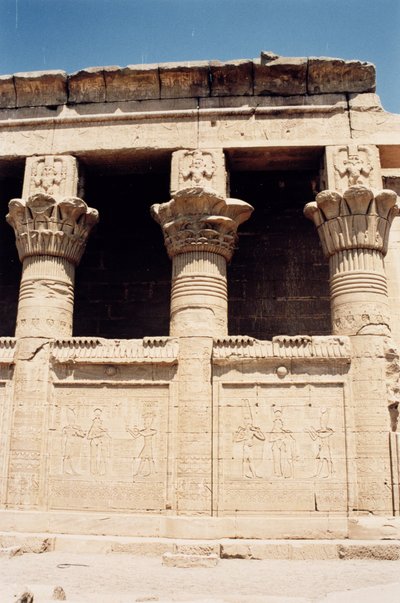 A parede sul da Casa Romana do Nascimento, ou Mammisi, com relevos representando um faraó fazendo oferendas a deuses e colunas cobertas com imagens de Bes, c.125 aC-60 dC (ver também 141598) de Greco Roman