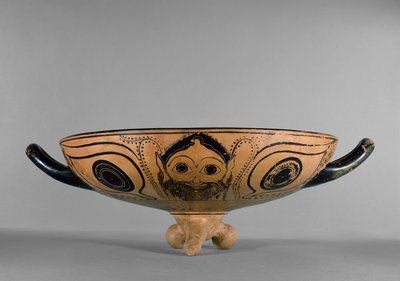 Taça ática de figuras negras decorada com um tondo de cabeça de górgona rodeado por seis homens reclinados a assistir a um simpósio, à maneira do Andocides Painter, c.500 aC (cerâmica) (ver também 100563 e 419877) de Greek