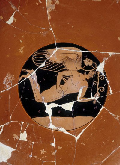 Taça do sótão com figuras vermelhas (detalhe) assinada pelo oleiro Kachrylion representando um herói grego sob o disfarce de uma bela ala jovem (Pode ser Eros), 510 AC. Cerâmica grega restaurada. Museo archeologico Firenze. Museu Arqueológico de Florença.  de Greek