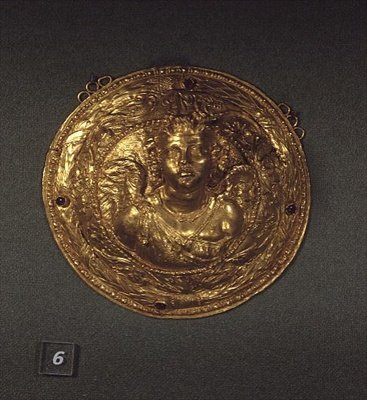 Busto de Eros, medalhão decorado com granadas (ouro) de Greek