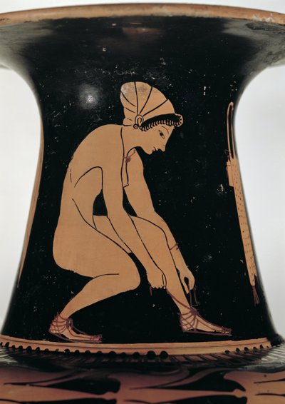 Mulher agachada amarrando sua sandália, detalhe do pescoço de uma ânfora ática de figuras vermelhas, feita por Pamphaios e pintada por Oltos, c.510-500 aC (cerâmica) (ver também 92571) de Greek