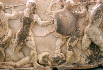 Luta pelo corpo de Pátroclo, friso do Tesouro Siphniano, c.525 aC (mármore) de Greek
