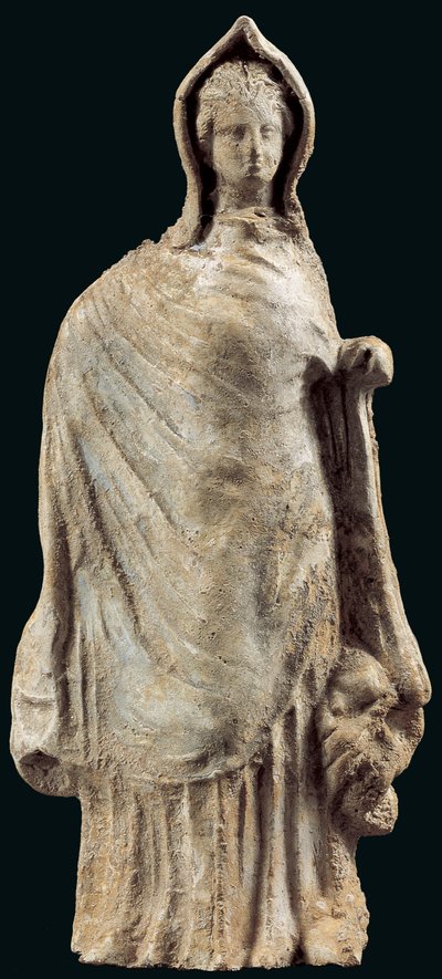 Estatueta de uma mulher vestindo um chiton e um himation cobrindo a cabeça, possivelmente de Myrina, Ásia Menor, 250-200 aC (argila) de Greek