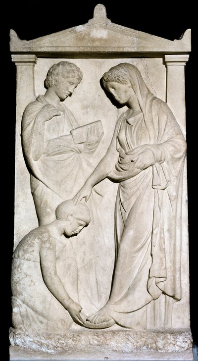 Arte grega: "Uma criada ajuda a sua amante a tirar a sandália" Meias de mármore em relevo do século IV a.C. Atenienses, Museu Nacional de Arqueologia de Greek