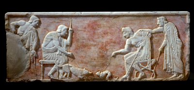 Arte grega: Base de Kouros representando dois jovens excitando um cão e um gato - Meias de mármore em relevo, 510-500 a.C. - Atenas, museu arqueológico - Dois jovens brincando com um cão e um gato - Meias de mármore branco em relevo (base de uma estátua de de Greek