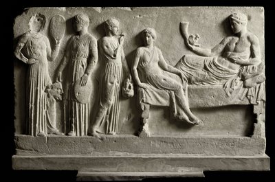 Arte grega: baixo relevo em mármore votivo dedicado a Dionysos Bacchus pelos comediantes, Representa "Os Bacchantes" de Eurípedes - 410 a.C. - Atenas, museu arqueológico nacional - Bacchae (da tragédia de Eurípedes (480¿406 a.C.) - Marble votive relief ded de Greek