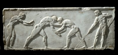 Arte grega: base de kouros representando os lutadores durante uma luta. Meias em mármore em relevo, 510-500 a.C. - Ateneu, museu arqueológico - Luta de lutadores - Escultura em mármore em relevo de uma escultura de kouros, 510-500 a.C. - Museu Arqueológico de Greek