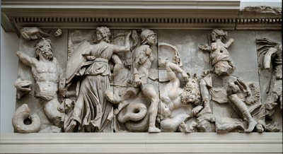 Arte grega: representação de Hécate e Artemis. Friso do altar de Zeus a Pérgamo, baixo relevo de Eumena II de Greek