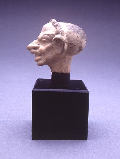 Cabeça grotesca de uma mulher, 100 aC-100 dC (terracota) (ver 63466) de Greek