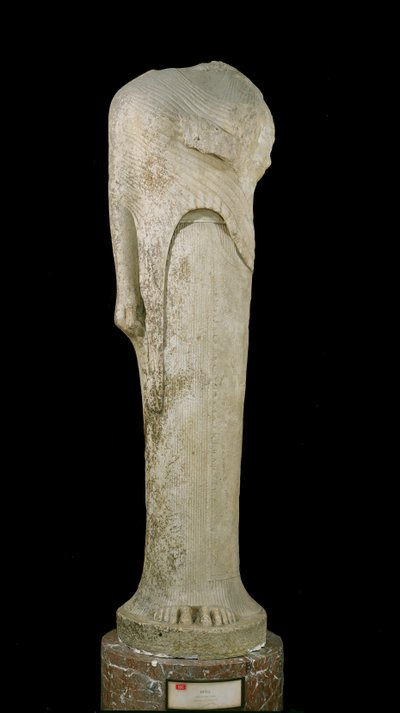 Figura de Kore dedicada por Cheramyes a Hera, do Santuário de Hera, Samos, c.570-560 aC (mármore) (ver também 164882-164683) de Greek