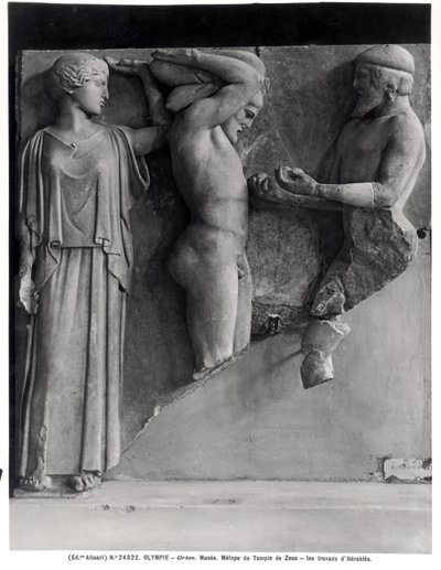 Metopo X do Templo de Zeus representando Hércules recebendo as Maçãs Douradas das Hespérides da Mão de Atlas, enquanto Minerva descansa uma Almofada na sua Cabeça (mármore) (foto a p/b) de Greek
