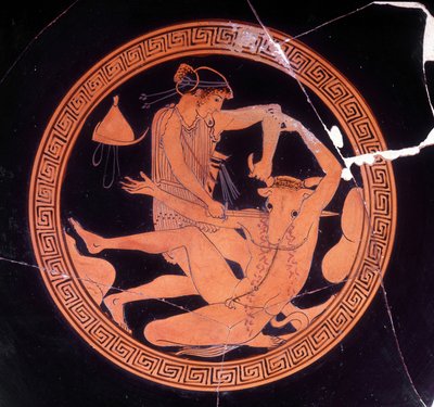 Minotauro morto por Thesee - vaso grego guardado no Museo Archeologico de Firenze. Interior do cálice do penitenciário com figuras vermelhas, pintor de Dokimasia. 480 AC. (Minotauro) de Greek