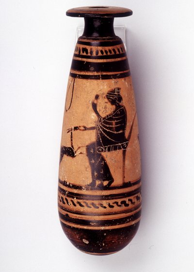 Pintura em vaso: alabastro usado para conter o perfume: um rosto retrata uma mulher brincando com uma corça e segurando uma flor. A cesta para segurar a lã está atrás dela. 500 AC. BNF, Medal Office. de Greek