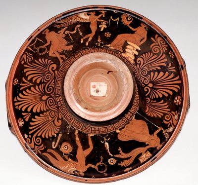 Patera com maenad e Eros (terracotta, 325-300 aC) de Greek