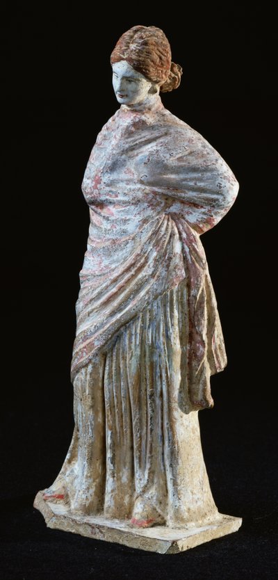 Estatueta de uma mulher com roupas drapeadas, de Tanagra, Boeotia de Greek