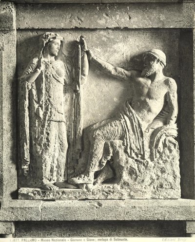 Zeus e Hera, metopo do Templo E em Selinunte, Sicília (mármore) (foto a p/b) de Greek