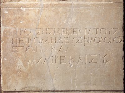 Estela de sepultura inscrita, de Megara de Greek