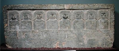 Estela com oito divindades da Líbia, de Borj Helal, século 2 a 1 aC (calcário) de Greek