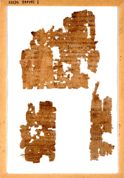 Três fragmentos de papiro não relacionados montados em uma estrutura de Greek