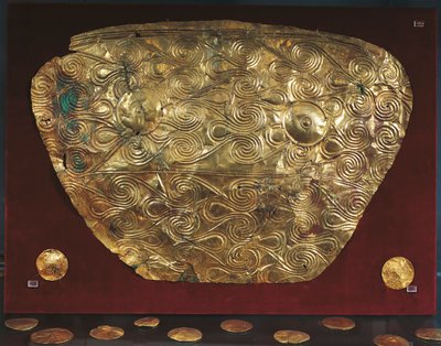 Escudo dourado do túmulo V em Mycenae de Greek School