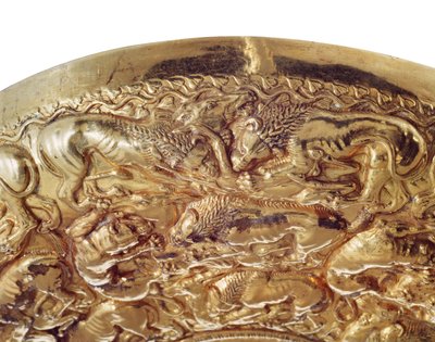 Bacia de Libation com decorações em relevo em forma de leões e panteras (ouro) de Greek School