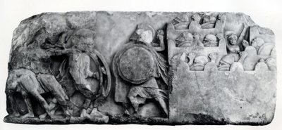 Seção do Friso do Monumento a Nereida em Xanthus, por volta do século IV aC (relevo) de Greek School