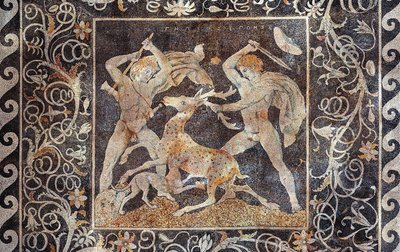 Mosaico da caça ao veado, Alexandre o Grande e Hefestion (Heféstion), Pela, Grécia, 330-300 a.C. (mosaico) de Greek School