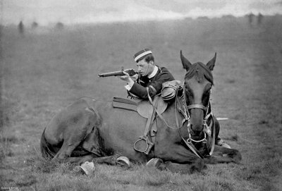 Um lanceiro desmontado em uma exibição de skirmishing, 1896 de Gregory and Co