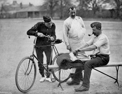 Um soldado da 2a Guarda da Vida se preparando para o desfile, 1896 de Gregory and Co