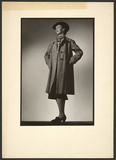 [Mulher modelando casaco]. de Günther Krampf