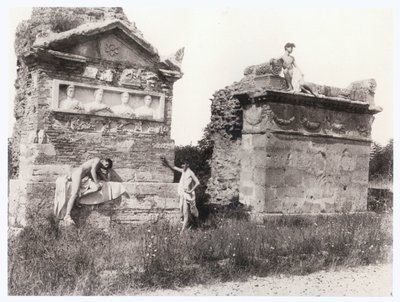 Rapazes entre túmulos (foto) de Guglielmo (1852 1930) Plüschow