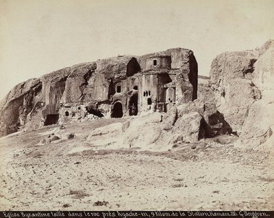 Uma igreja bizantina esculpida na rocha, localizada perto de Ayache-in, na periferia da Estação Hamam, na Turquia de Guillaume Berggren